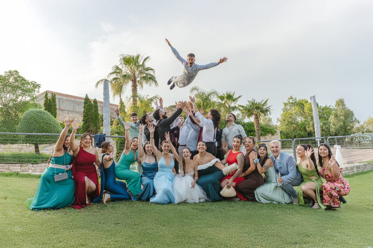 Invitados lanzando al novio por los aires entre risas